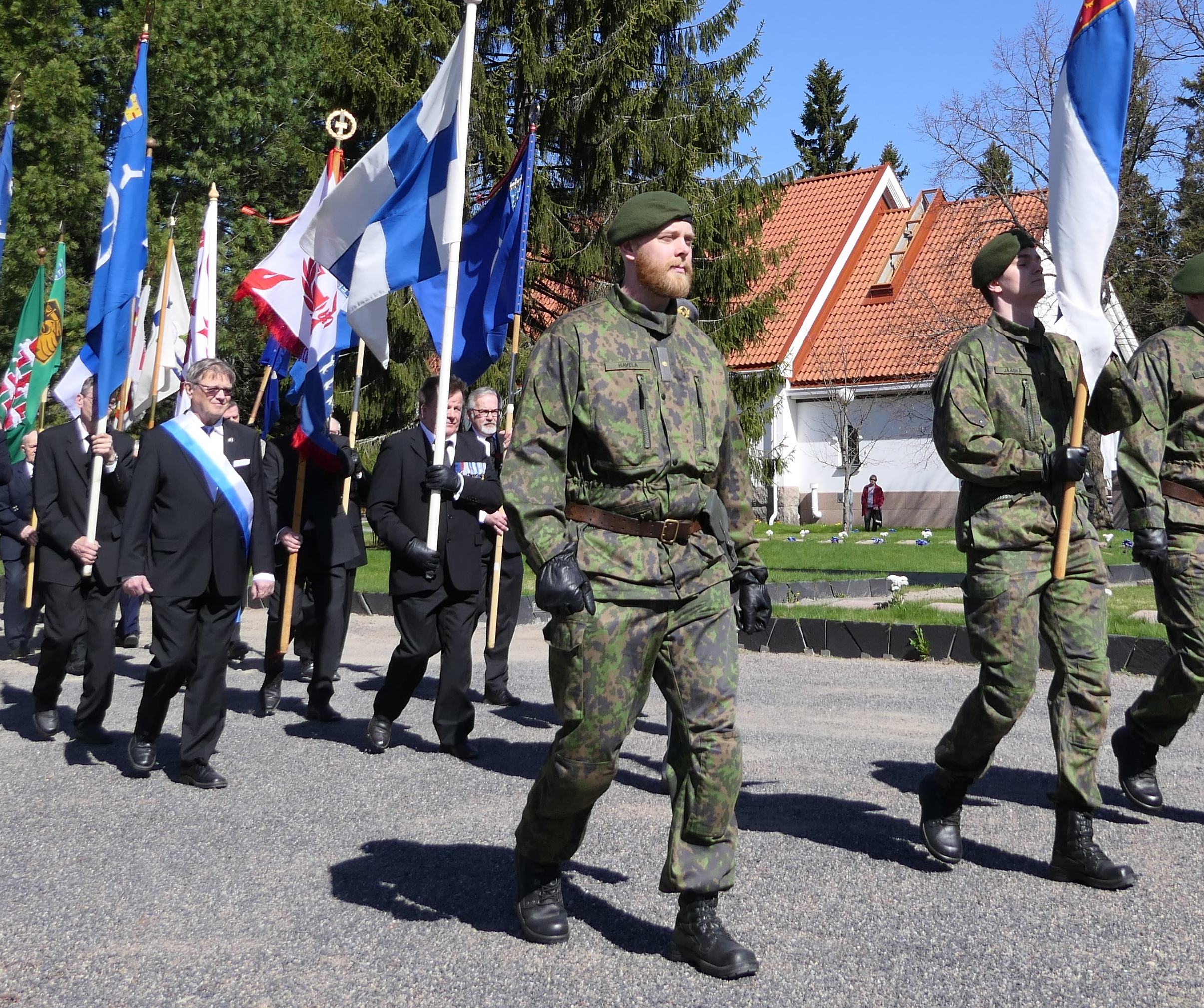 Reserviläisiä marssimassa Kaatuneiden muistopäivänä.